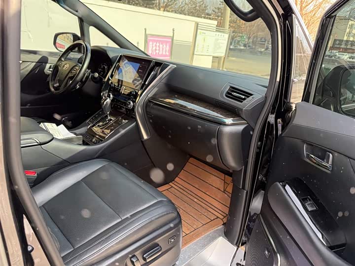 Фото 7 - Toyota Vellfire