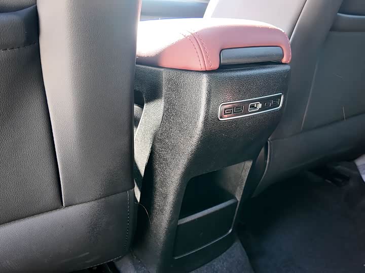 Фото 17 - Geely Coolray