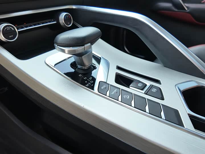 Фото 8 - Geely Coolray