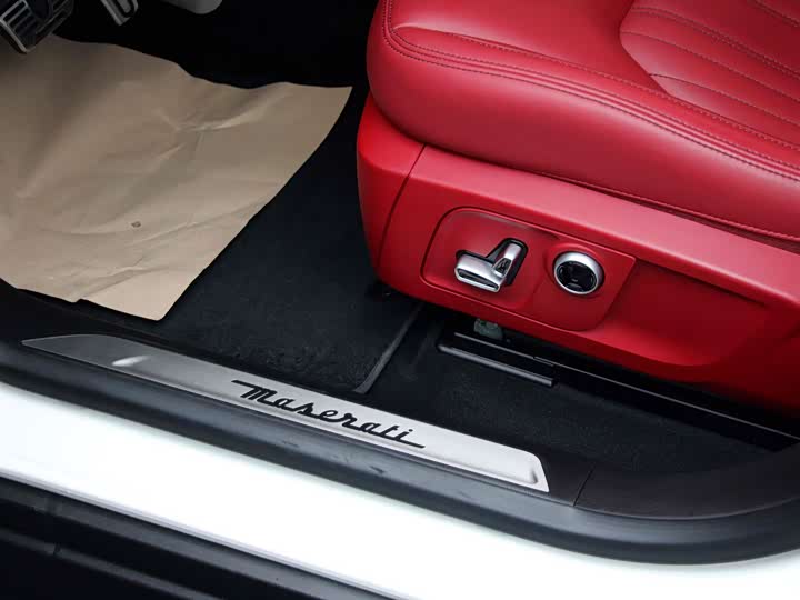 Фото 10 - Maserati Levante