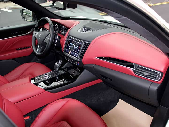 Фото 13 - Maserati Levante