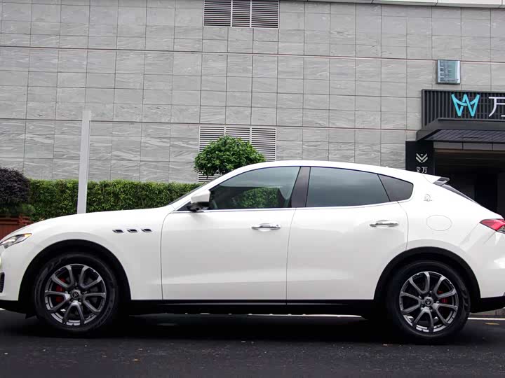 Фото 3 - Maserati Levante
