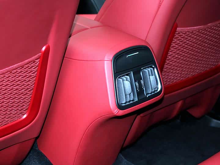 Фото 7 - Maserati Levante