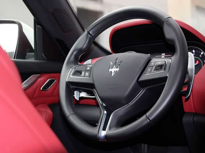 Фото 8 - Maserati Levante