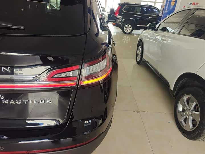 Фото 8 - Lincoln Nautilus