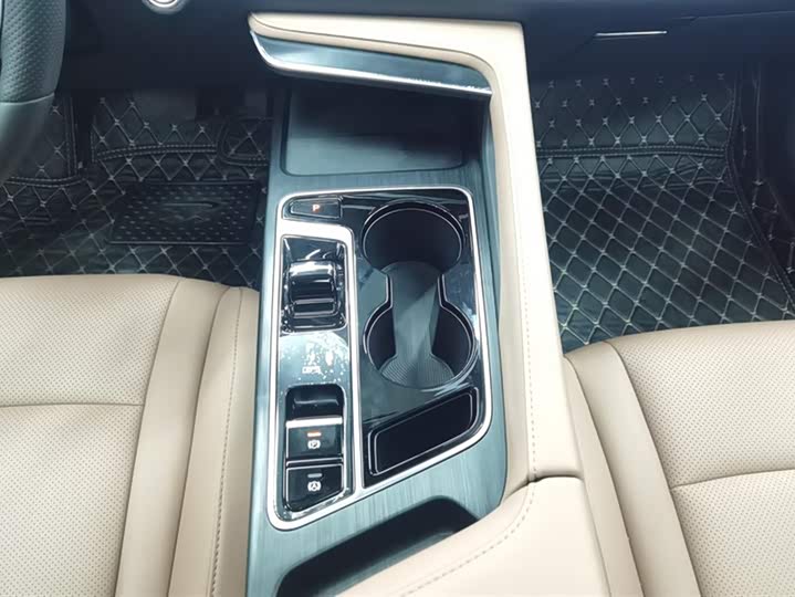 Фото 16 - Bestune B70