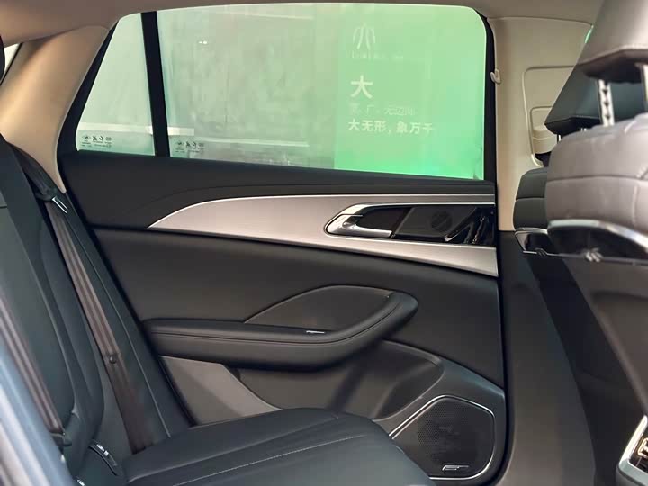 Фото 15 - Hongqi H5