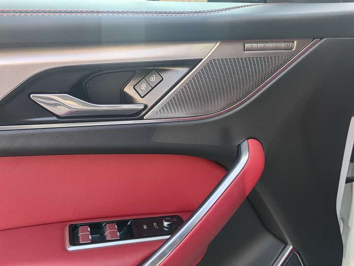 Фото 10 - Jaguar F-Pace