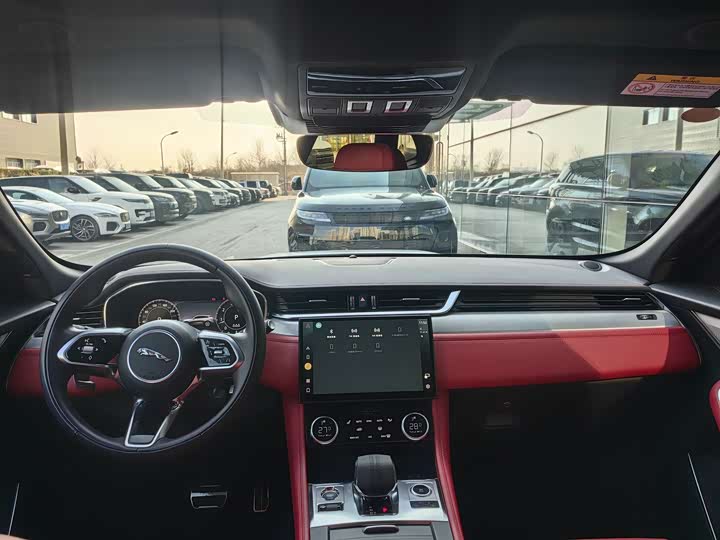 Фото 11 - Jaguar F-Pace