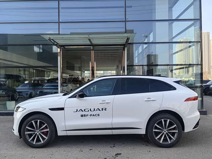 Фото 2 - Jaguar F-Pace