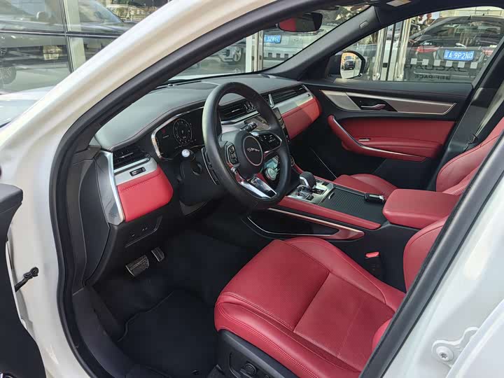 Фото 8 - Jaguar F-Pace