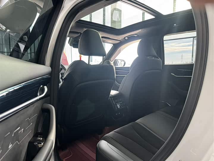 Фото 15 - Geely Monjaro