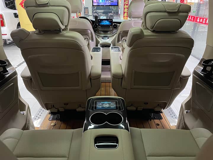 Фото 10 - Mercedes-Benz V-Class