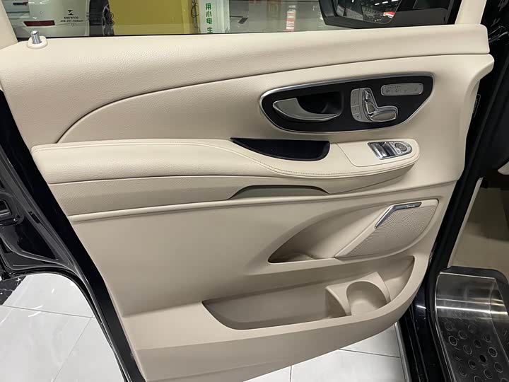 Фото 11 - Mercedes-Benz V-Class