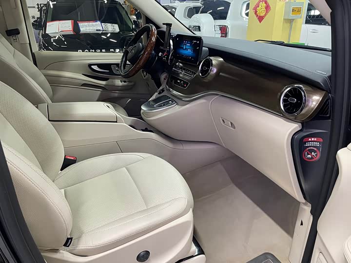 Фото 13 - Mercedes-Benz V-Class