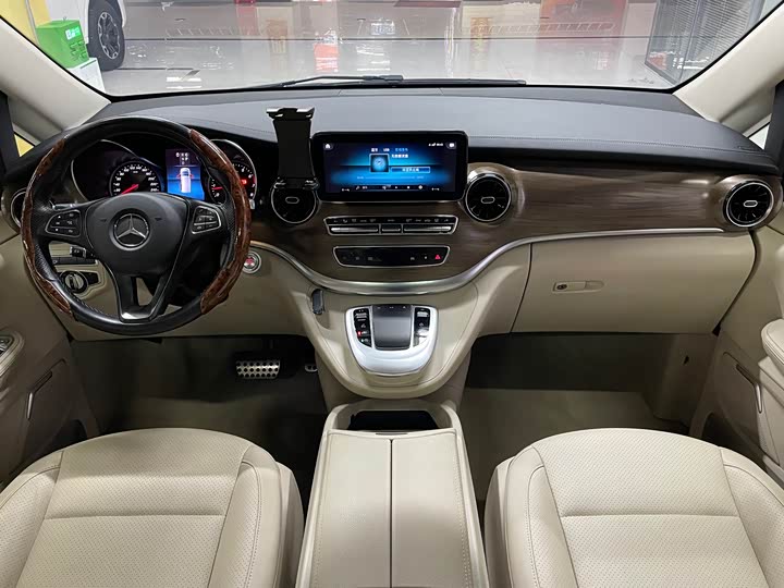 Фото 14 - Mercedes-Benz V-Class