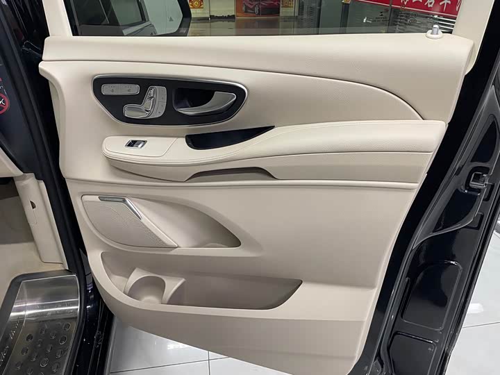 Фото 15 - Mercedes-Benz V-Class