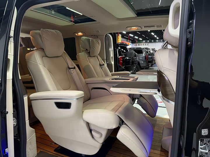 Фото 22 - Mercedes-Benz V-Class