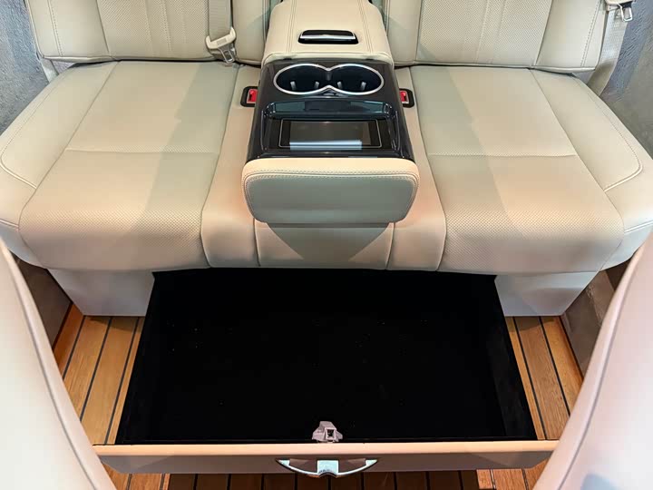 Фото 25 - Mercedes-Benz V-Class