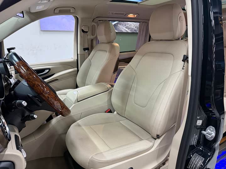 Фото 27 - Mercedes-Benz V-Class