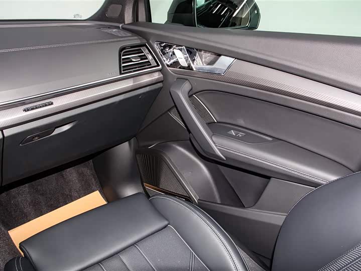 Фото 24 - Audi Q5L