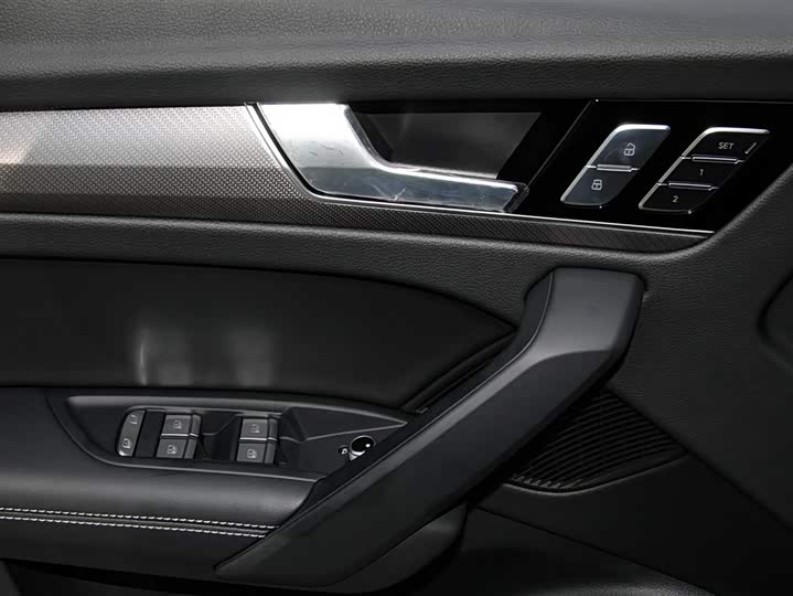 Фото 31 - Audi Q5L