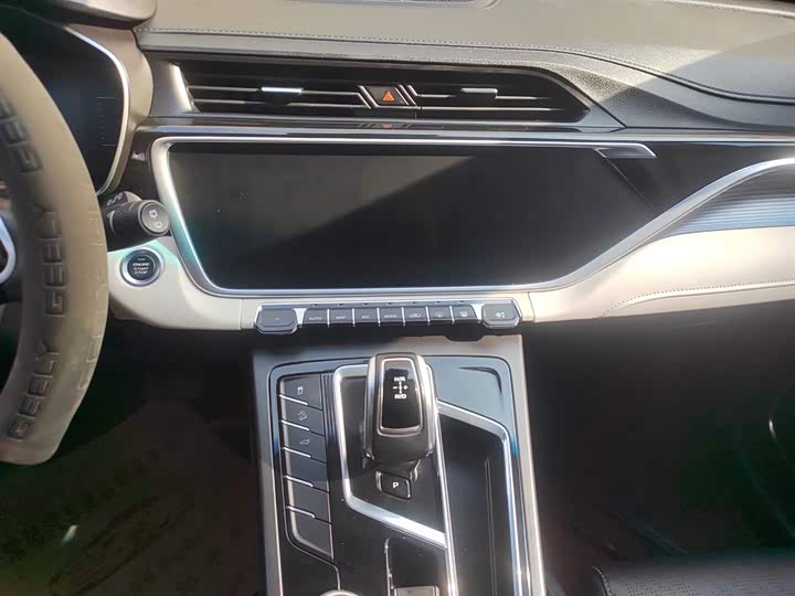 Фото 13 - Geely Atlas