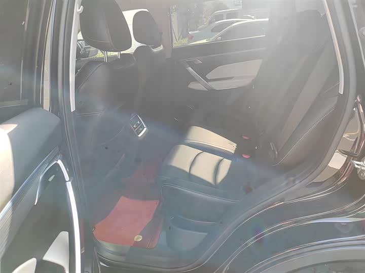 Фото 17 - Geely Atlas