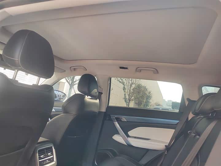 Фото 18 - Geely Atlas