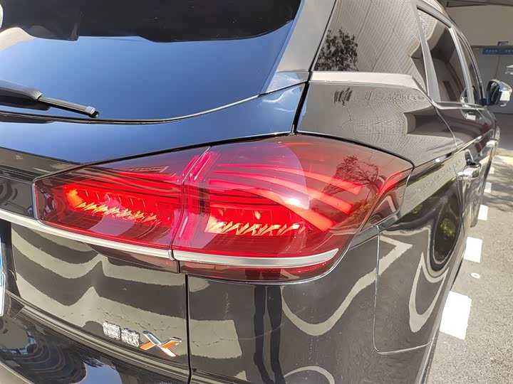 Фото 8 - Geely Atlas