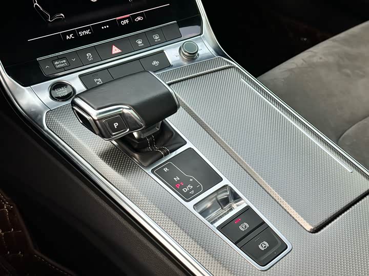 Фото 8 - Audi A6L