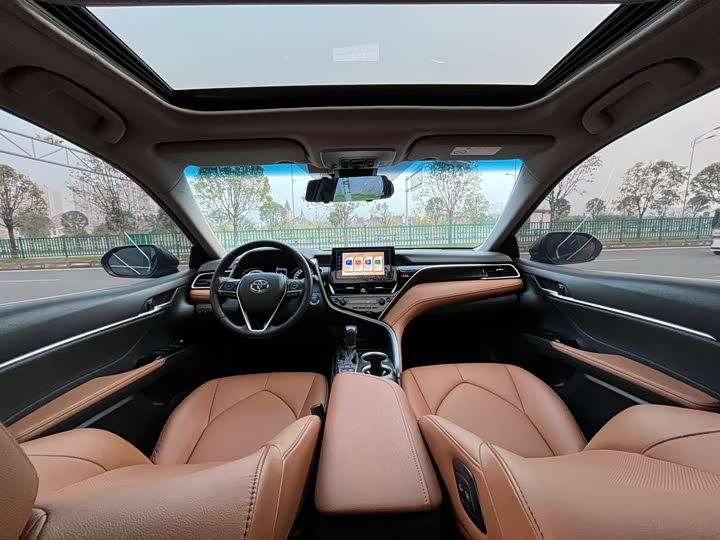 Фото 12 - Toyota Camry