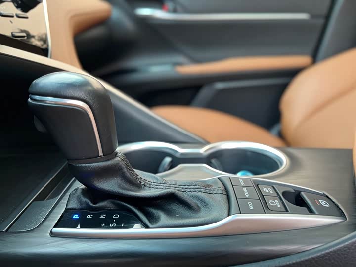 Фото 14 - Toyota Camry