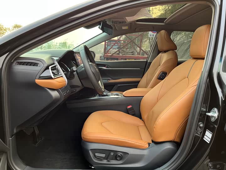 Фото 18 - Toyota Camry