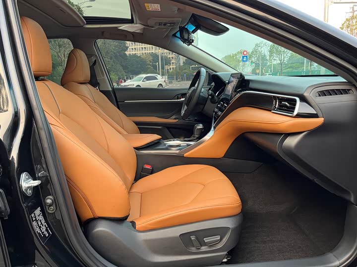 Фото 19 - Toyota Camry