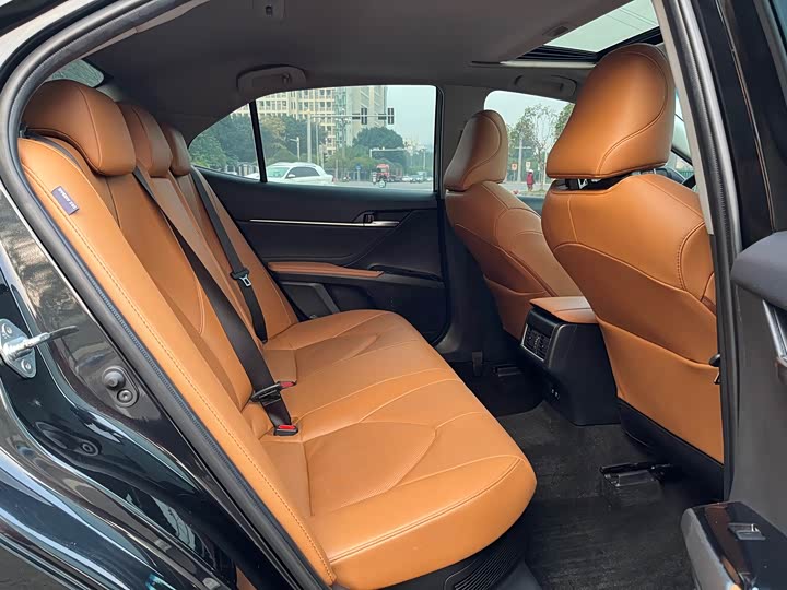 Фото 20 - Toyota Camry