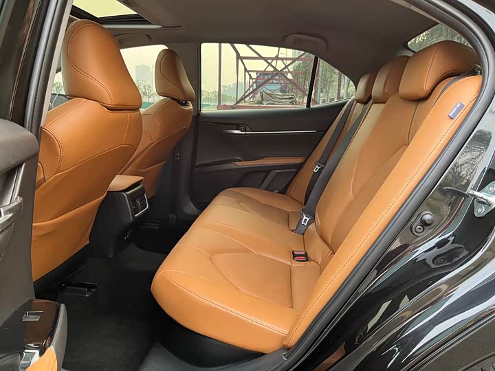 Фото 21 - Toyota Camry