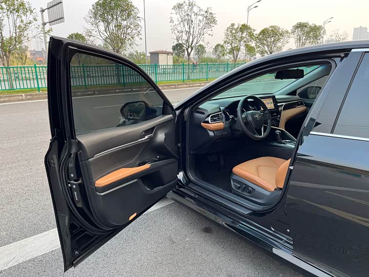 Фото 29 - Toyota Camry