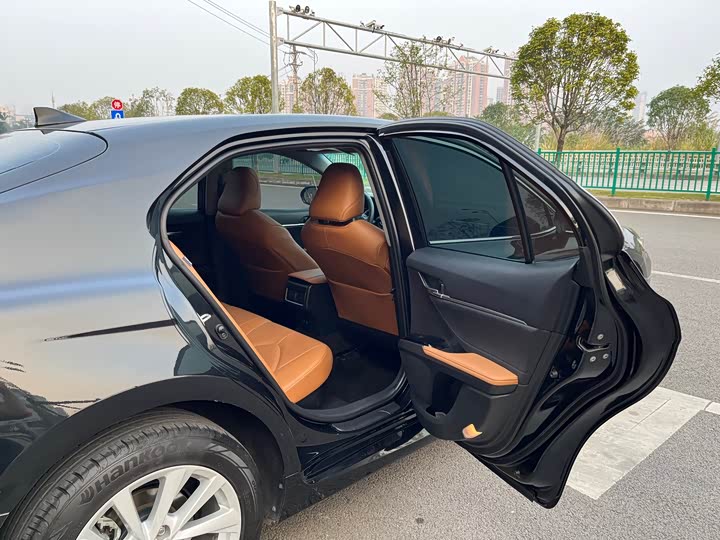 Фото 31 - Toyota Camry