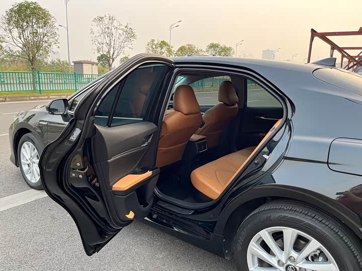 Фото 32 - Toyota Camry