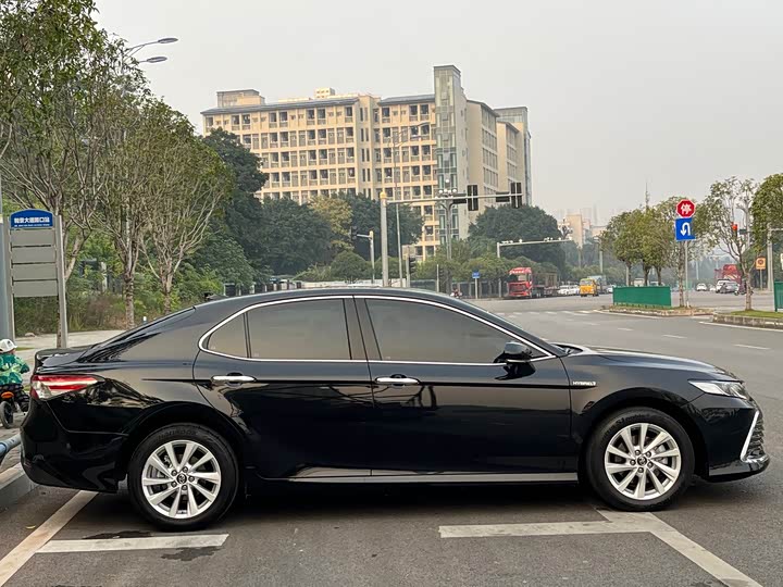 Фото 7 - Toyota Camry