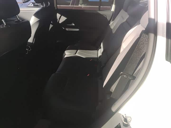 Фото 17 - Mercedes-Benz GLB-Class