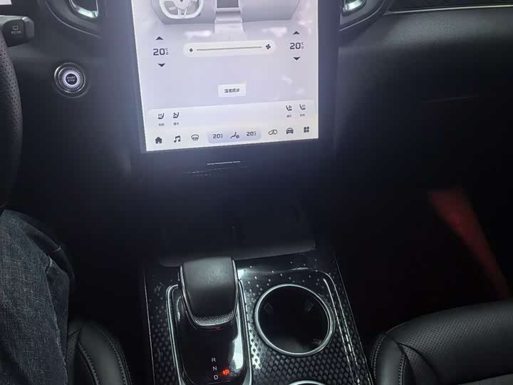 Фото 11 - Hongqi HS3 Hybrid