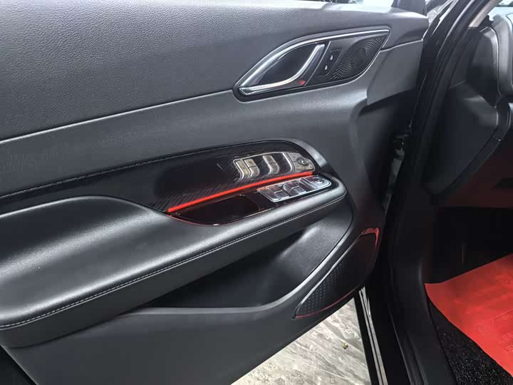 Фото 12 - Hongqi HS3 Hybrid