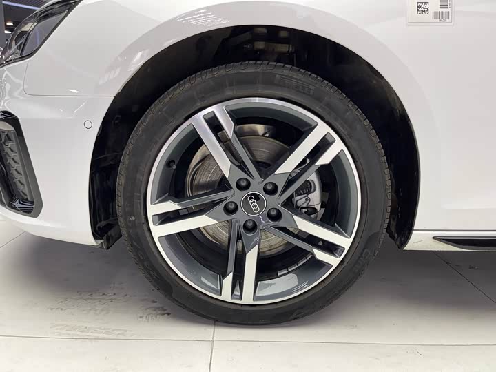 Фото 12 - Audi A4L