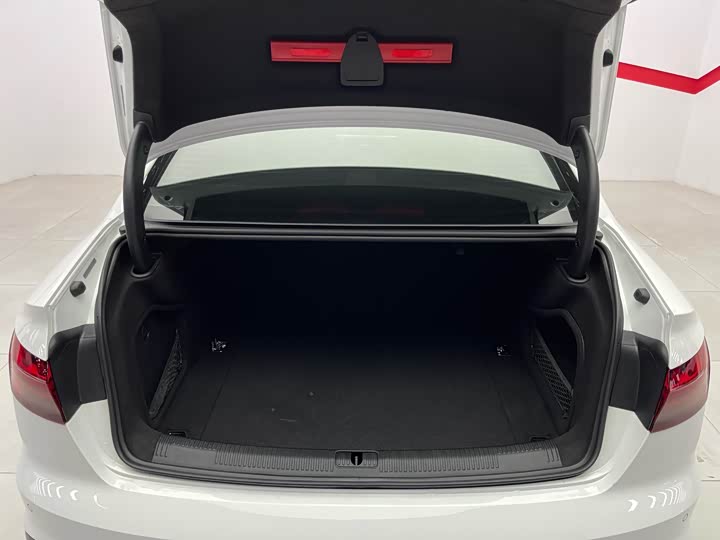 Фото 15 - Audi A4L