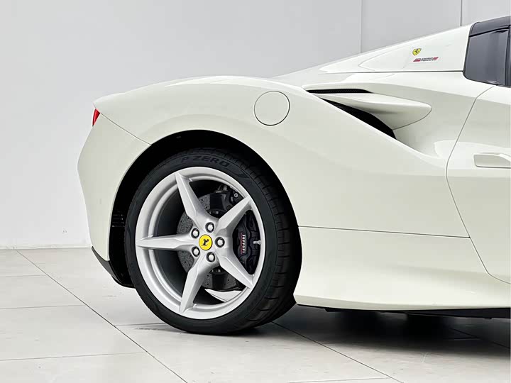 Фото 8 - Ferrari F8