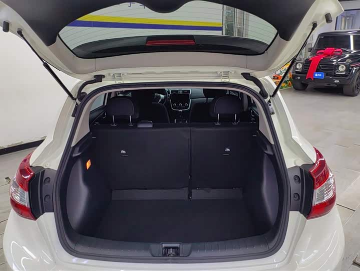 Фото 4 - Nissan Tiida