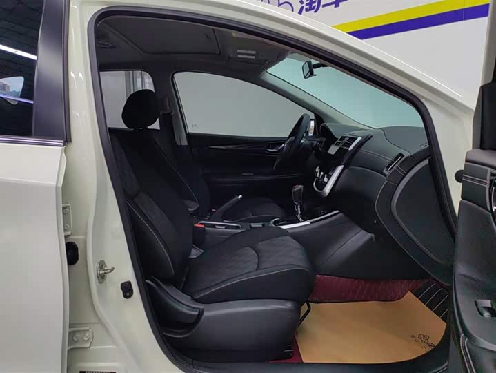 Фото 8 - Nissan Tiida