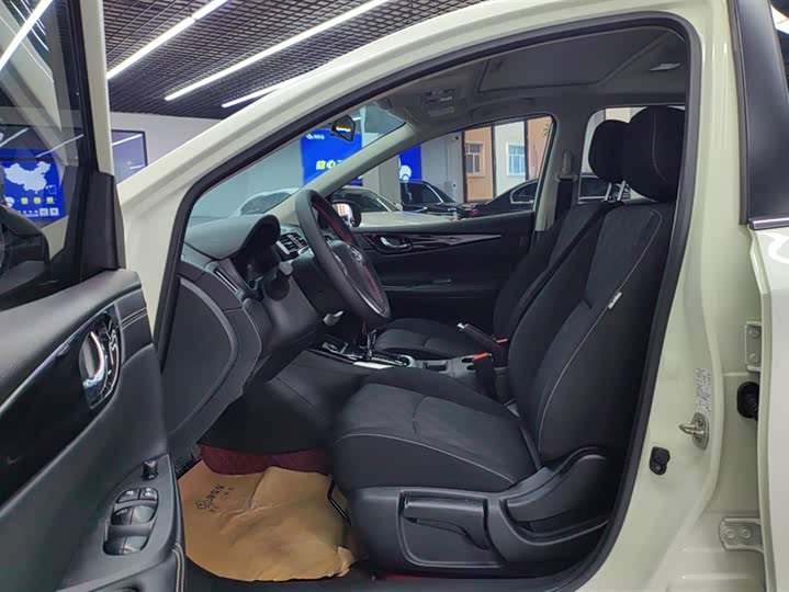 Фото 9 - Nissan Tiida